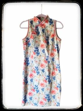 Monica Quen Sleeveles Floral Print with Mandarin Collar, Red piping, Floral Prin